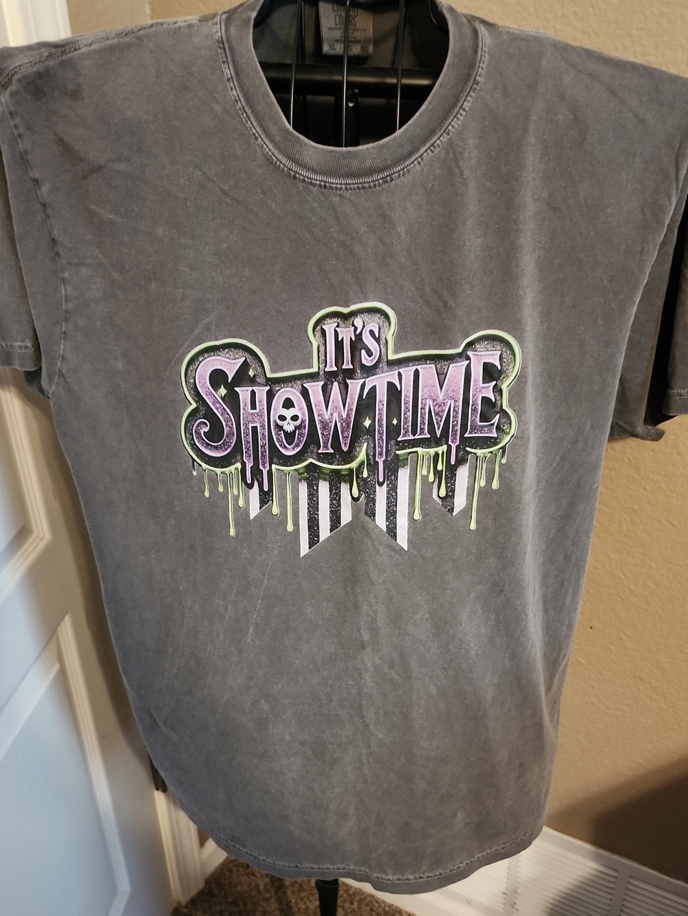 'It's Showtime' Graphic Tee - Gray